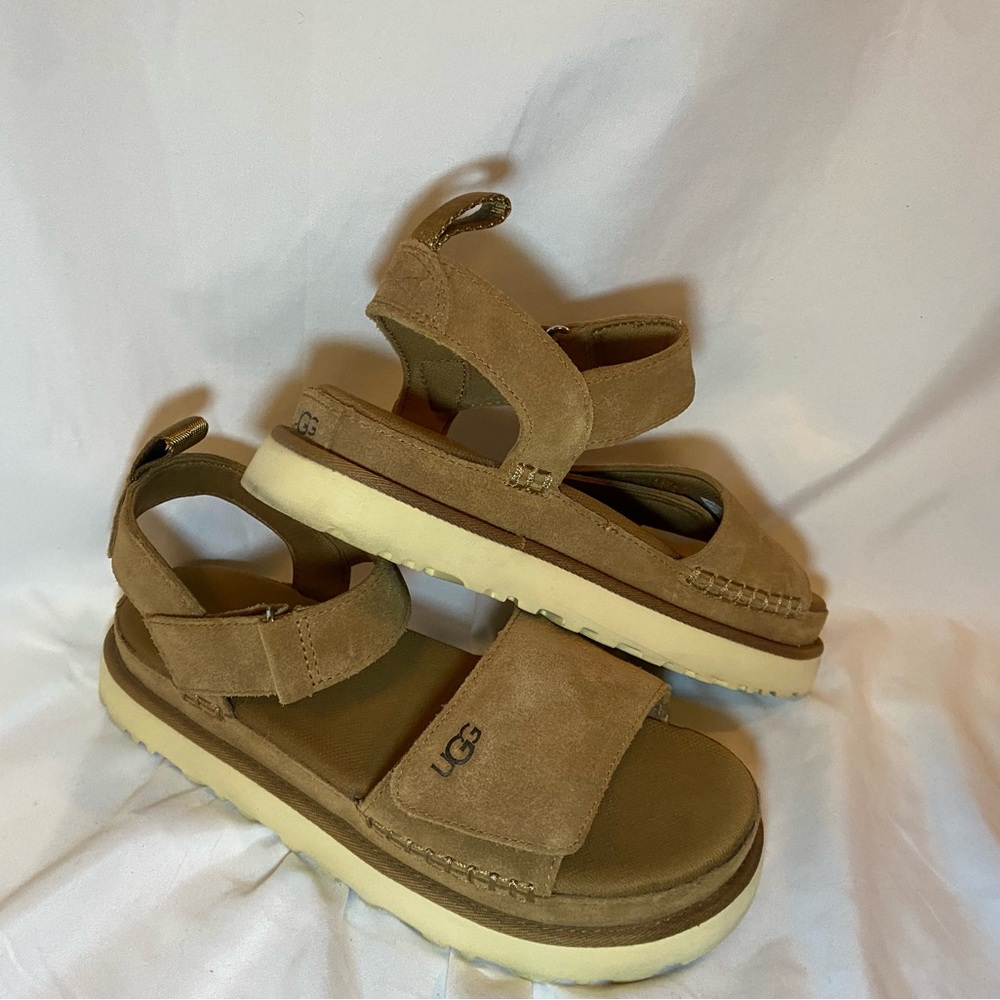 Size 9 UGG Suede Platform Goldenstar sandal.